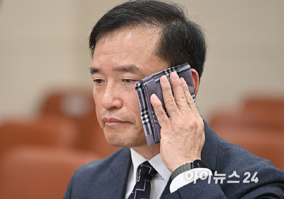 김종철 방송미디어통신위원회 위원장 후보자가 16일 서울 여의도 국회에서 열린 인사청문회에서 땀을 닦고 있다. [사진=곽영래 기자]