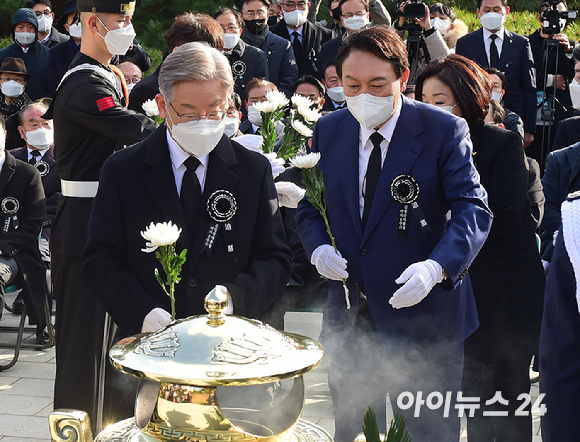 더불어민주당 이재명(왼쪽), 국민의힘 윤석열 대선 후보가 22일 서울 동작구 국립서울현충원 내 김영삼 전 대통령 묘역에서 열린 6주기 추모식에서 헌화를 하고 있다. [사진=국회사진취재단]