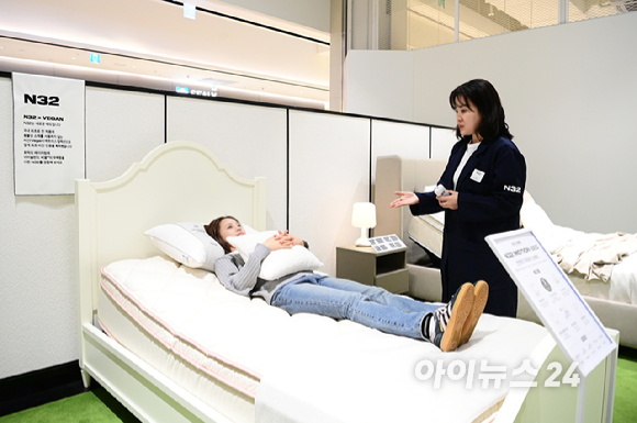 프리미엄 비건 매트리스 N32가 3월 2일 첫 'N32 데이' 행사를 개최했다. 2일 경기도 용인 기흥구 고매동 리빙파워센터 내 N32 스튜디오 기흥점에서 방문객이 '모션베드'를 체험하고 있다. [사진=정소희 기자]