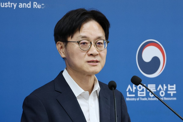 김정관 산업통상부 장관이 1일 세종시 정부 청사에서 대미 투자 프로젝트에 관해 설명하고 있다. [사진=연합뉴스]