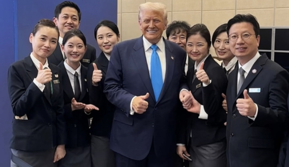 트럼프 미국 대통령이 경주힐튼호텔 직원들과 기념 촬영을 하고 있다. [사진=경주힐튼호텔]