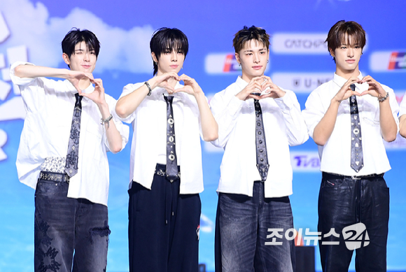 그룹 넥스지(NEXZ)가 9일 오후 경기도 일산 킨텍스에서 열린 2026 SBS 가요대전 Summer 블루카펫 행사에 참석하고 있다. [사진=정소희 기자]