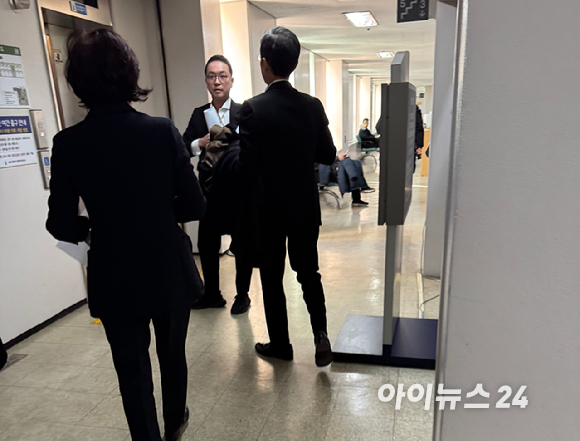 29일 서울중앙지방법원에 들어선 남양유업 이운경 전 고문(왼쪽)과 홍진석 전 경영혁신추진담당(상무)(가운데), 홍범석 전 외식사업본부장(상무보)에 대해 모두 유죄를 선고했다. [사진=송대성 기자]