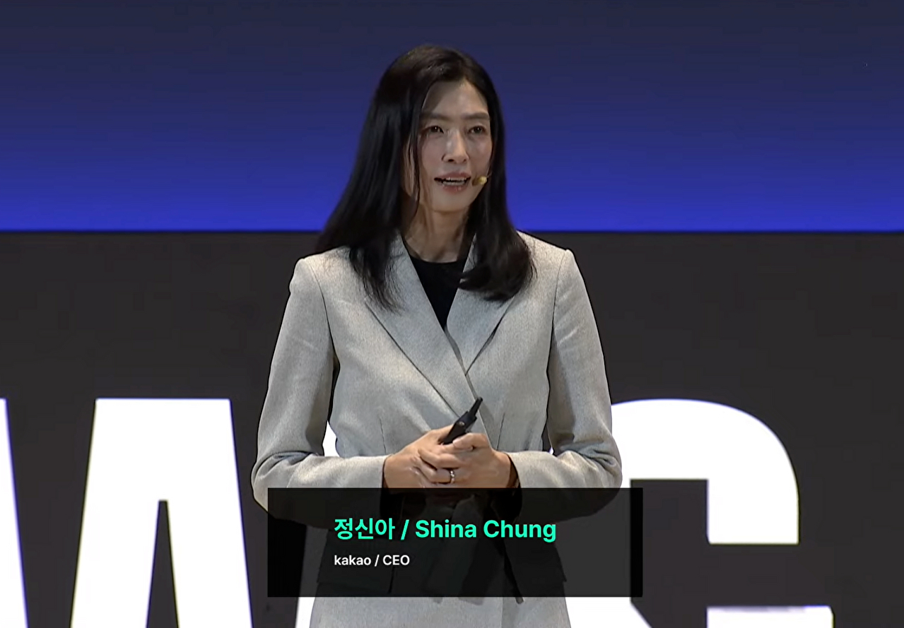 3일 서울 강남구 코엑스에서 열린 'SK AI 서밋 2025'에서 정신아 카카오 대표가 발표하고 있다. [사진='SK AI 서밋' 생중계 갈무리]