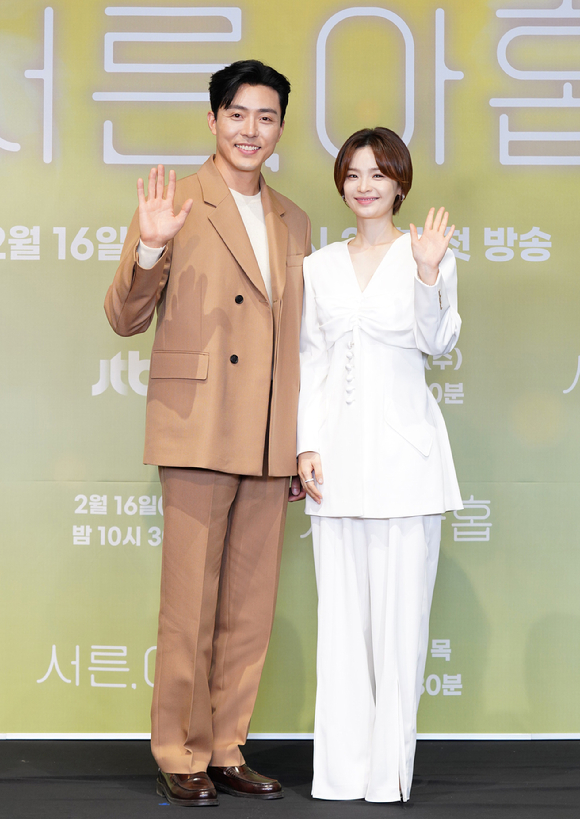 배우 이무생, 전미도가 16일 온라인으로 진행된 JTBC 새 수목드라마 '서른, 아홉' 제작발표회에 참석해 포즈를 취하고 있다. [사진=JTBC]