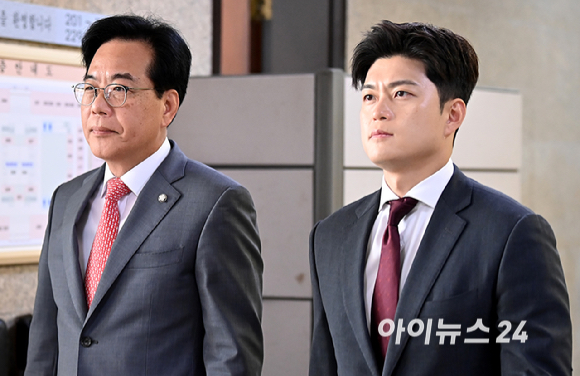 국민의힘 김용태 비상대책위원장과 송언석 원내대표가 19일 국회에서 열린 비리백화점 이재명 정부 인사청문회 대책회의에 참석하고 있다. [사진=곽영래 기자]