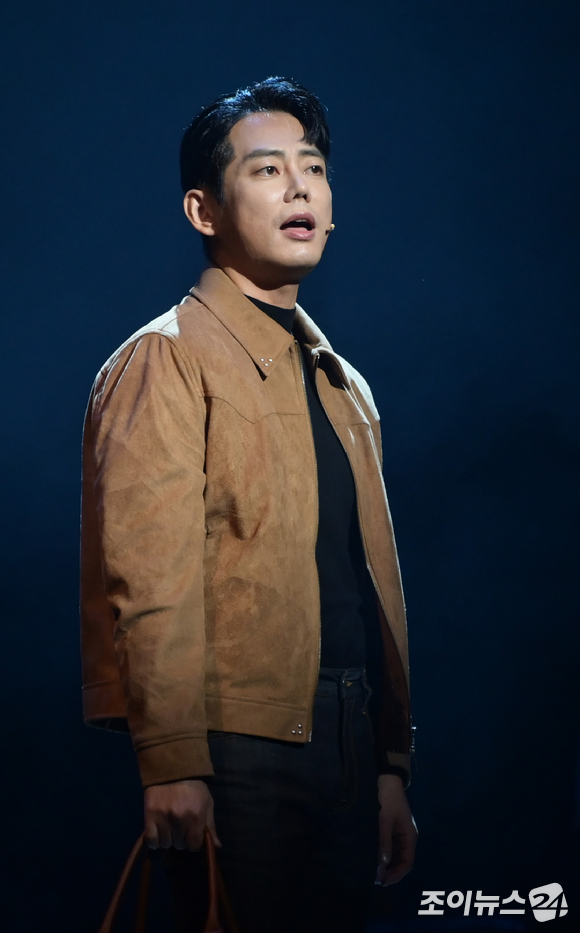 배우 테이가 20일 오후 서울 강남구 코엑스 신한카드 아티움에서 열린 뮤지컬 '사랑의 불시착' 프레스콜에 참석해 하이라이트 장면 시연을 하고 있다.