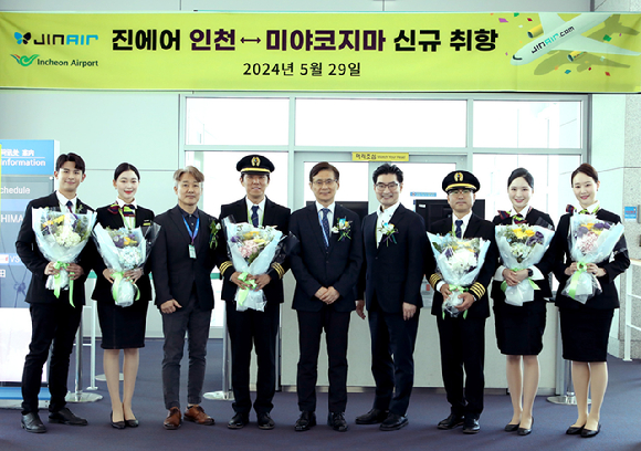박병률 진에어 대표(왼쪽으로부터 다섯번째)와 임직원들이 29일 인천국제공항 제2터미널에서 열린 진에어의 인천~미야코지마 신규 노선 취항식을 하고 있다. [사진=진에어]