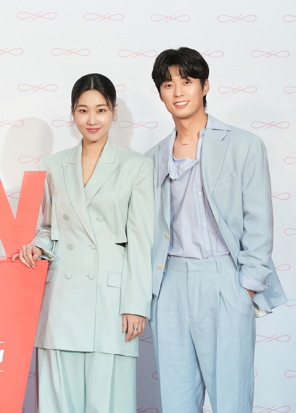 배우 신혜선, 안보현이 14일 온라인으로 진행된 tvN 새 토일드라마 '이번 생도 잘 부탁해' 제작발표회에 참석해 포즈를 취하고 있다. [사진=tvN]