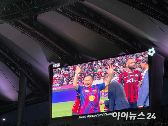 31일 서울 월드컵경기장서 열린 '2025 FC바르셀로나 아시아투어–FC서울 친선경기'에서 진행된 '아이러브 BBQ(I♡BBQ)' 카드 섹션 퍼포먼스. [사진=전다윗 기자]