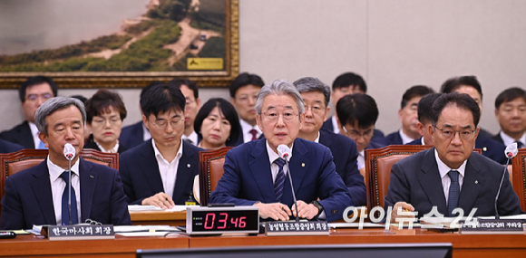 강호동 농업협동조합중앙회 회장이 24일 서울 여의도 국회 농림축산식품해양수산위원회에서 열린 국정감사에서 질의에 답변하고 있다. [사진=곽영래 기자]