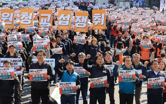지난 12일 울산시 북구 현대자동차 울산공장 명촌정문에서 오전조 근무자들이 4시간 부분파업으로 일찍 퇴근하고 있다. [사진=연합뉴스]