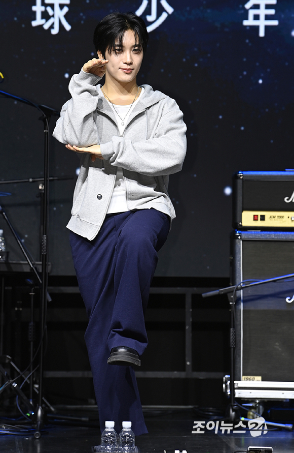 밴드 드래곤포니 편성현이 29일 오후 서울 서대문구 신촌 예스24 원더로크홀에서 열린 디지털 싱글 '지구소년' 발매 기념 쇼케이스에서 포토타임을 갖고 있다. [사진=곽영래 기자]