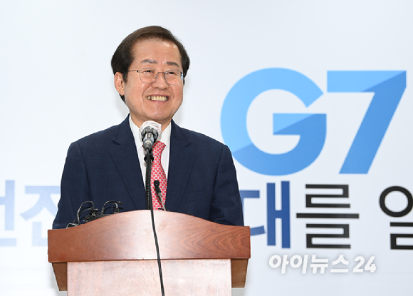 홍준표 국민의힘 대선 경선 후보가 28일 오후 서울 여의도 선거사무소에서 기자간담회를 갖고 있다.