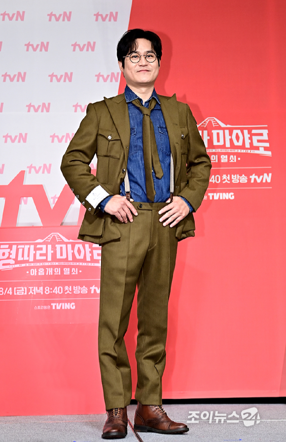 배우 김성균이 1일 오후 서울 마포구 서울가든호텔에서 열린 tvN '형따라 마야로 : 아홉 개의 열쇠' 제작발표회에서 포토타임을 갖고 있다. [사진=곽영래 기자]