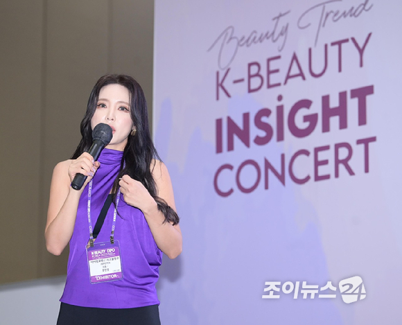 가수 홍진영이 12일 오후 경기 일산 킨텍스에서 열린 K-뷰티엑스포 코리아 2023(대한민국뷰티박람회)에 자신이 론칭한 뷰티 브랜드 '시크 블랑코'의 대표로 참가해 방문객들과 인사하고 있다. [사진=정소희 기자]