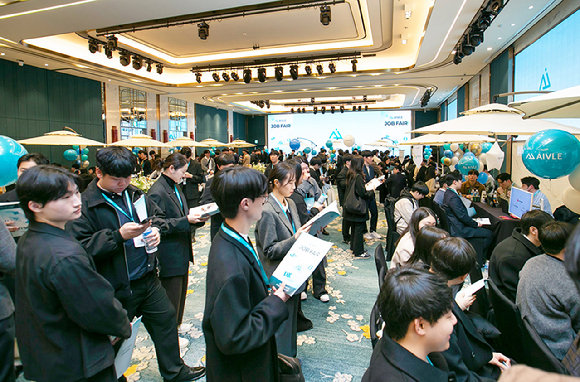 사진은 지난 2월 27일, 서울 송파구의 소피텔 앰배서더 서울에서 교육생과 ICT 기업을 대상으로 진행한 취업박람회 모습 [사진=KT]