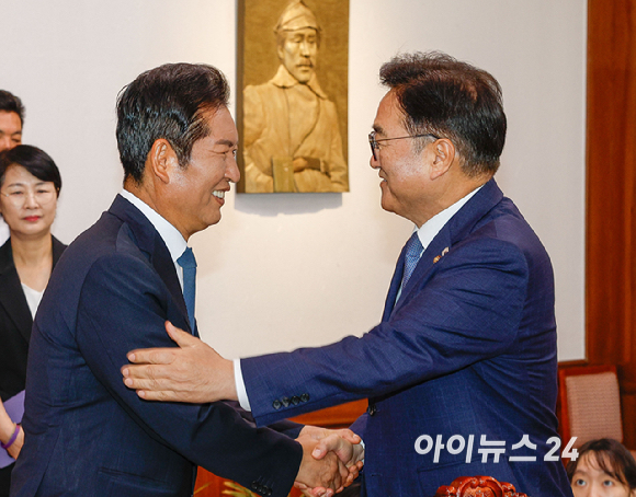 더불어민주당 정청래 신임 대표가 5일 서울 여의도 국회에서 우원식 국회의장을 예방하여 기념촬영을 하고 있다. [사진=곽영래 기자]