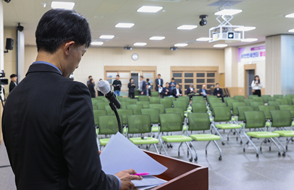 22일 열린 대구경북신공항 전략환경영향평가 공청회가 주민 의견 실종으로 '무산'됐다. 주민 1명도 참석하지 않은 텅빈 공청회장. [사진=의성군청]