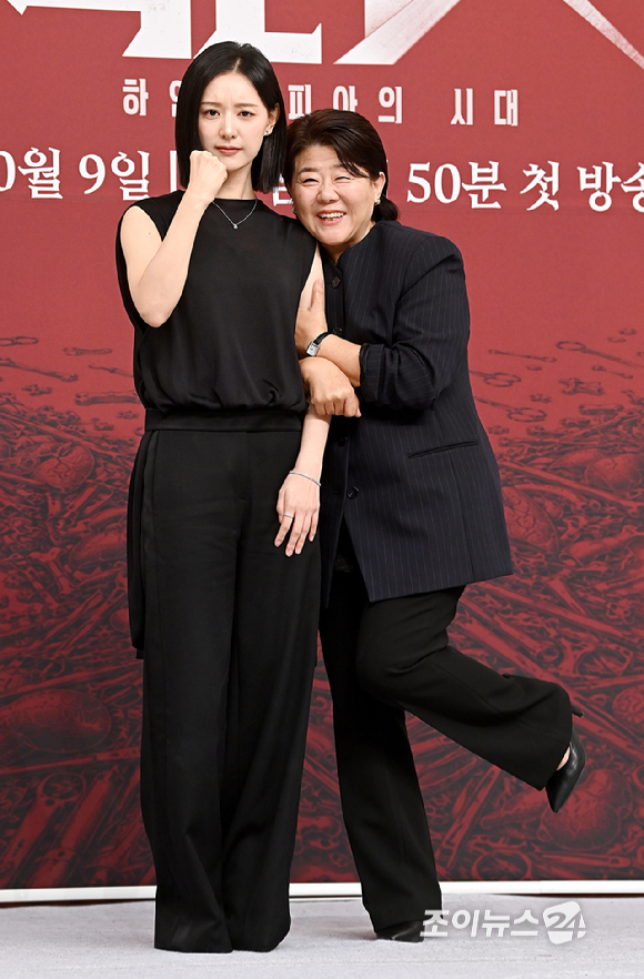 배우 김지원, 이정은이 7일 서울 목동 SBS에서 열린 '닥터X : 하얀 마피아의 시대' 제작발표회에서 포즈를 취하고 있다. [사진=곽영래 기자]