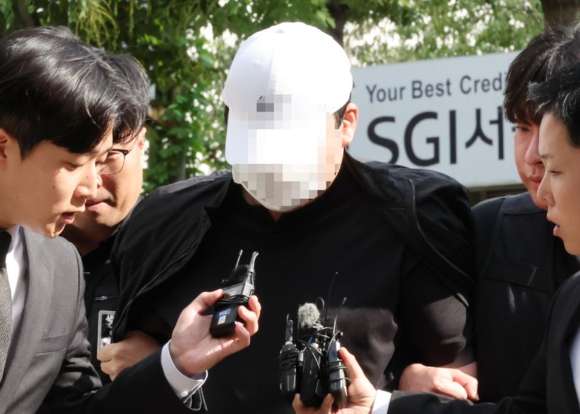 여자친구를 살해한 뒤 1년여간 시신을 유기한 혐의를 받는 A씨가 30일 구속 전 피의자 심문(영장실질심사)를 위해 전주지방법원 군산지원으로 들어가고 있다. [사진=연합뉴스]