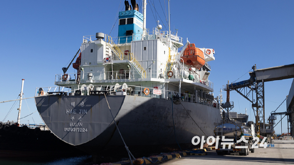 23일 삼척항에 삼표시멘트의 시멘트전용선이 정박해있다. (사진은 관련 기관의 허가를 받아 촬영함) [사진=이수현 기자]