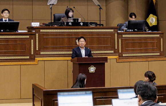 박강수 마포구청장이 마포구의회 제2차 정례회에서 2024년도 예산안 시정연설을 하고 있다. [사진=마포구]