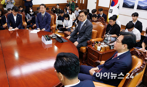 우원식 국회의장이 24일 오전 서울 여의도 국회에서 김병기 당대표 직무대행 겸 원내대표와 송언석 국민의힘 원내대표와 대화하고 있다. [사진=곽영래 기자]