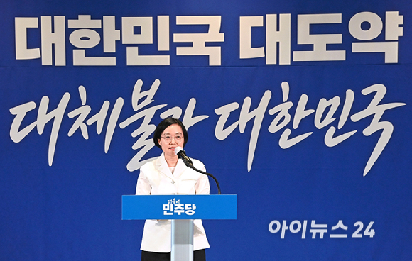 한성숙 국무총리가 3일 서울 용산구 서울드래곤시티에서 열린 22대 후반기 국회 대비 더불어민주당 국회의원 워크숍에서 인사말을 하고 있다. [사진=곽영래 기자]