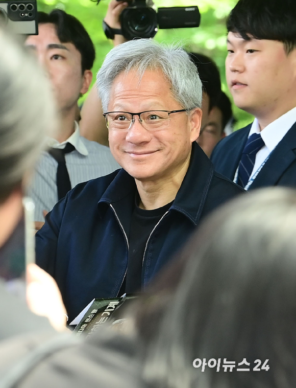 젠슨 황 엔비디아 최고경영자(CEO)가 5일 서울 마포구 서교동의 한 고깃집에서 최태원 SK회장, 구광모 LG회장, 이해진 네이버 의장과 삼겹살 회동을 하고 있다. [사진=곽영래 기자]