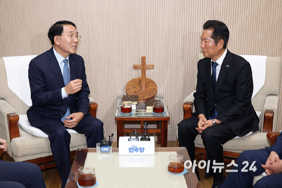 정청래 더불어민주당 대표가 18일 오후 서울 종로구 한국기독교회관에서 김종생 한국기독교교회협의회(NCCK) 총무를 예방해 대화를 하고 있다. [사진=국회사진기자단]