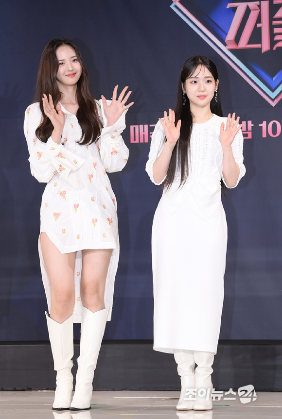 트리플에스 지우와 서연이 13일 오후 서울 종로구 HW컨벤션에서 진행된 Mnet '퀸덤퍼즐' 제작발표회에 참석하고 있다. [사진=정소희 기자]