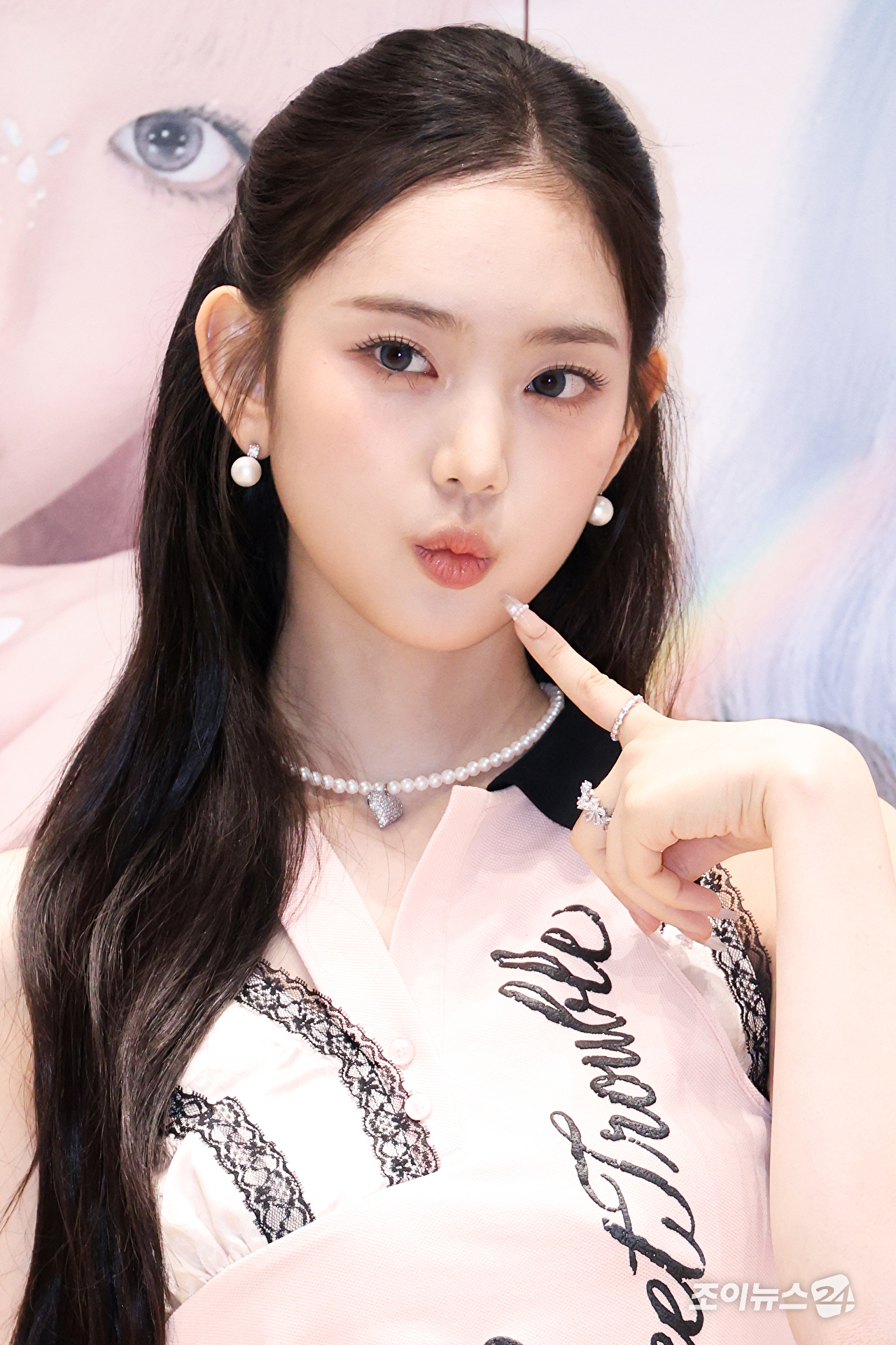 그룹 키키 이솔이 6일 오전 서울 성동구 성수동 펍지 성수에서 진행된 세 번째 미니앨범 '와이키키(WhyKiiiKiii)' 발매 기념 팝업 스토어 '와이키키 듀티 프리 팝업(WhyKiiiKiii Duty Free POP-UP)' 오픈 행사에 참석해 포즈를 취하고 있다. [사진=문수지 기자]