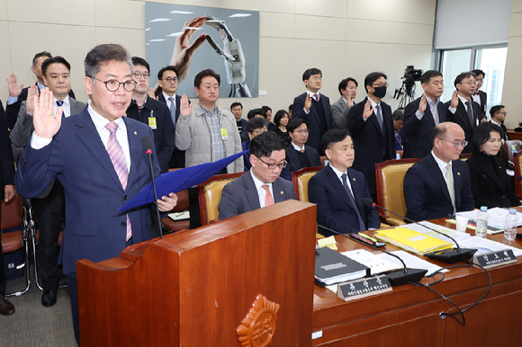 이진숙 방송통신위원장이 5일 오전 국회 과학기술정보방송통신위원회 전체회의에서 현안질의에 답하고 있다. [사진=연합뉴스 ]