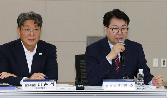 국정기획위원회 이한주 위원장이 18일 정부세종컨벤션센터에서 열린 경제1분과 기획재정부 업무보고에서 발언을 듣고 있다. 2025.6.18 [사진=연합뉴스]