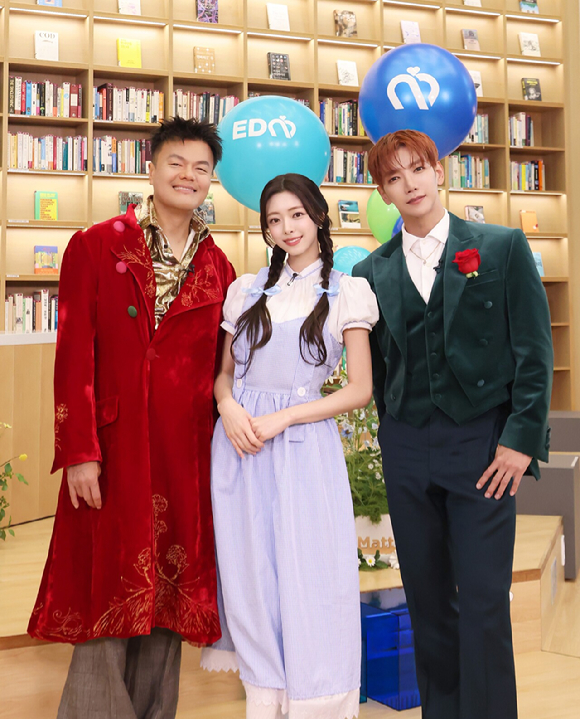 JYP엔터테인먼트의 'EDM DAY' 진행을 맡은 박진영(J.Y. Park)과 JUN. K(준케이), ITZY(있지) 유나가 사진 촬영을 하고 있다. [사진=JYP엔터테인먼트]