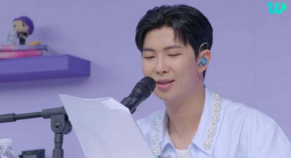 방탄소년단 RM이 17일 서울 여의도 한강공원에서 열린 방탄소년단 데뷔 10주년 기념 'BTS 10주년 페스타 @여의도(BTS 10th Anniversary FESTA @Yeouido)'에서 팬들을 만나고 있다. [사진=위버스]