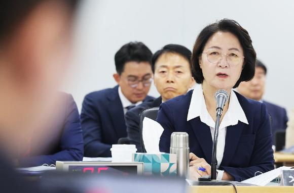 13일 경기도 수원시 영통구 경기도청에서 열린 국회 행정안전위원회의 경기도에 대한 국정감사에서 추미애 경기도지사가 위원 질의에 답변하고 있다. [사진=연합뉴스]