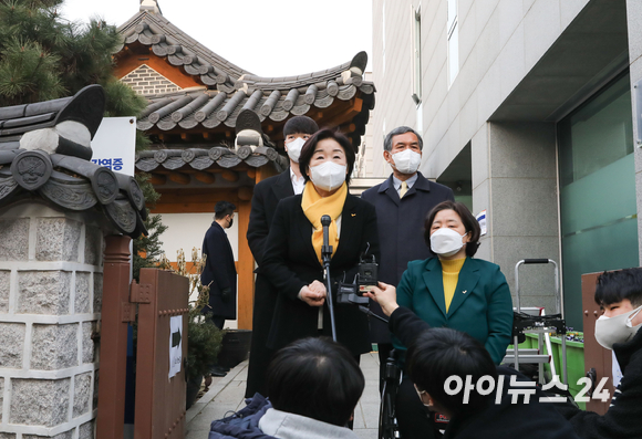 심상정 정의당 대선 후보가 4일 오전 서울 종로구 혜화동 주민센터 사전투표소에서 제20대 대통령 선거 사전투표를 마치고 취재진의 질문에 답변하고 있다. [사진=국회사진취재단]