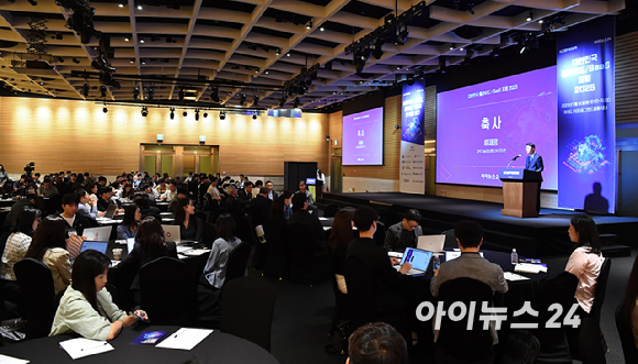 클라우드 기술 혁신의 현재와 미래를 점검하는 '대한민국 클라우드/SaaS 포럼 2025'(KCSF 2025)이 30일 서울 여의도 FKI타워 그랜드 볼룸에서 열렸다. 류제명 과학기술정보통신부 2차관이 축사를 하고 있다. [사진=곽영래 기자]