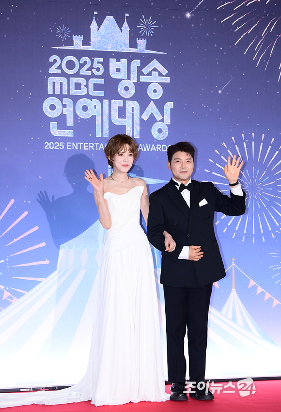 방송인 장도연과 전현무가 29일 오후 서울 마포구 MBC 사옥에서 열린 '2025 MBC 방송연예대상'에 시상식 MC로 참석하고 있다. [사진=정소희 기자]