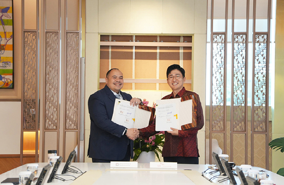 노현호 SK플라즈마코어 법인장과 판두 자흐리르 다난타라 최고투자책임자(왼쪽)가 인도네시아 현지에서 열린 혈액제제 생산 인프라 투자를 위한 MOU를 체결식에서 서명 후 기념촬영을 하고 있다. [사진=SK플라즈마]