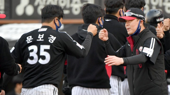 류지현 LG 트윈스 감독(오른쪽)은 22일 열리는 롯데 자이언츠와 홈 경기를 앞두고 이날 은퇴투어를 진행하는 롯데 이대호에 대해 언급했다. [사진=뉴시스]