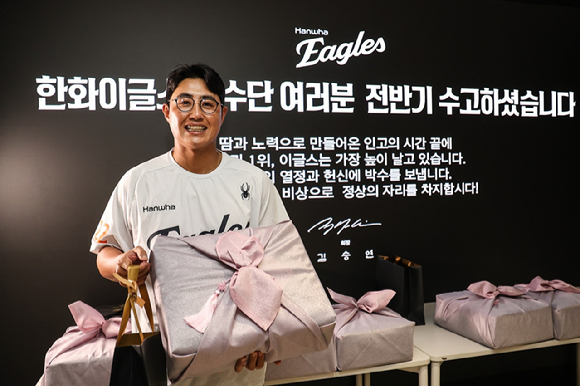 주장 채은성 선수가 10일 김승연 한화 회장이 프로야구 정규시즌 전반기 1위 기념해 전달한 특별 격려품을 받고 있다. [사진=한화]