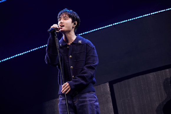 도경수가 아시아 투어 'DO it!'의 앙코르 콘서트에서 팬들을 만나고 있다. [사진=컴퍼니수수]