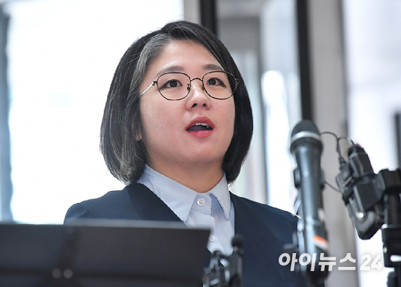 용혜인 성평등가족부 장관 후보자가 2일 서울 서대문구에 마련된 인사청문회 준비 사무실로 출근하며 취재진의 질문에 답하고 있다. [사진=곽영래 기자]