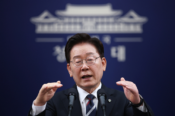 이재명 대통령이 19일 청와대 춘추관에서 열린 G7 참석&middot;유럽 순방 결과 브리핑에서 취재진 질문에 답하고 있다. 2026.6.19 [사진=연합뉴스]