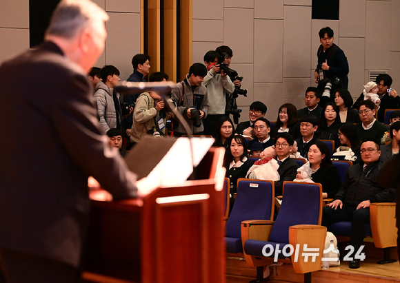 이중근 부영그룹 회장이 5일 서울 중구 세종대로 부영태평빌딩에서 열린 2026년 부영그룹 시무식 및 출산장려지원 행사에서 출산장려지원금 혜택을 받은 직원 자녀에게 인사하고 있다. [사진=정소희 기자]
