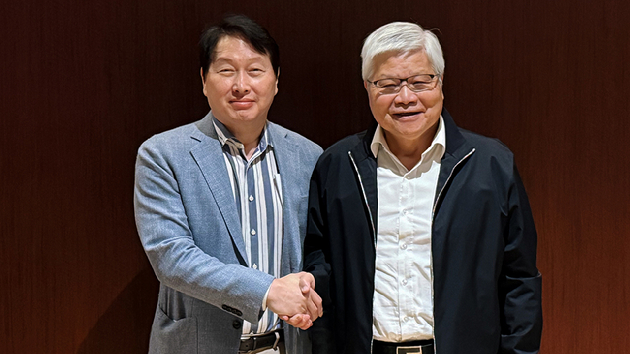 최태원 SK그룹 회장(왼쪽)과 웨이저자 TSMC 회장. [사진=SK하이닉스]