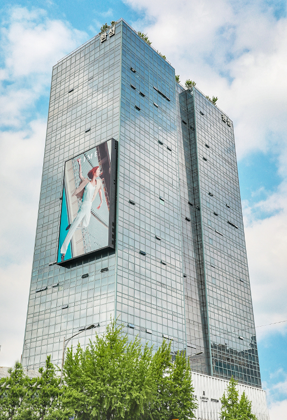 메리츠증권이 12일 한섬에 투자의견 '매수'를 유지했다. 사진은 서울시 강남구에 위치한 한섬 본사 사옥 전경. [사진=한섬]